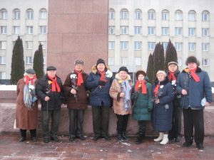 Возложили цветы к памятнику  В.И.Ленина .  