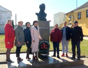 В Новогрудке возложили цветы к памятнику В.И.Ленину.