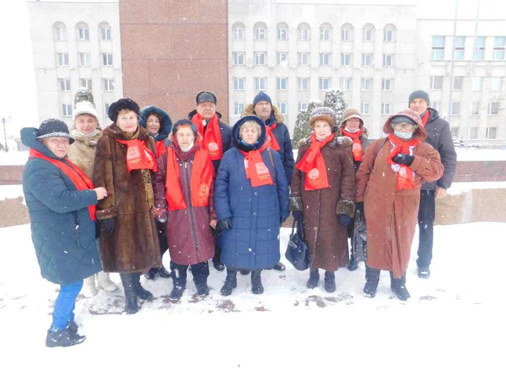 Возложение цветов к памятнику В.И.Ленину