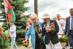 Возложили цветы к памятнику воинам- освободителям г Гродно