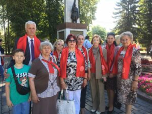 Возложили цветы к памятнику воинам- освободителям г Гродно