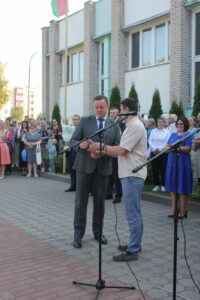 Павлович В.В. поздравил педагогов и учащихся и вручил памятную медаль